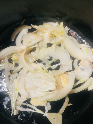 玉ねぎとニンニクを炒める