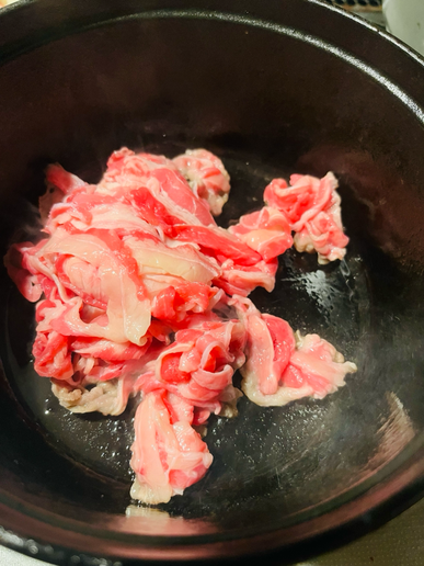 牛肉をストウブ鍋で炒める