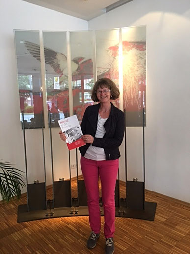 Annette Majewski mit der Ausstellungspublikation "Heimat in der Fremde" © Maike Wöhler