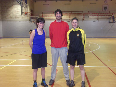 Las dos capitanas, Berta Sarmiento y Marta Laparte, con el coordinador del baloncesto de Lagunak y técnico ayudante, Iñigo Baigorri. Fotos: J.M.C.