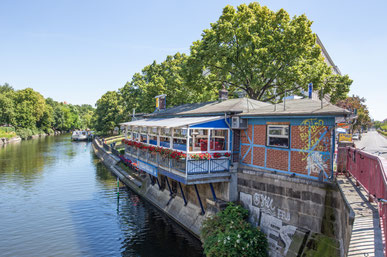 Der Anleger Kottbusser Brücke und die Ankerklause.
