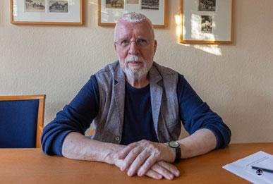 Lothar Uebel und sein "Büro mit dem historischen Gedächtnis". Lothar Uebel gehört zu den produktivsten Autoren der Berliner Stadthistorie. Im Auftrag von Firmen, Einzeleigentümern und Behörden fertigt er sorgsam recherchierte Publikationen an.
