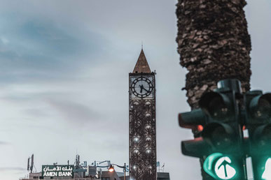 Uhrturm von Tunis mit einer grünen Ampel im Vordergrund