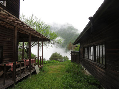 延齢草の渡り廊下からの眺め　雨で煙る霧の山肌