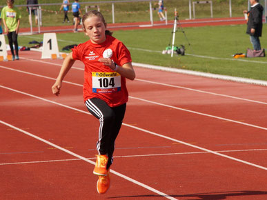 Saust los: Klara Karpenstein