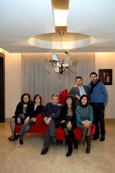 Da sinistra sedute: l'avv. Daniela Zito, l'Avv. Arianna Pagliazzo, la Senior partner Avv. Lucia Mirabella, l'Avv. Giusy Campione. In piedi i praticanti Dott. Giovanni Garigliano e Salvatore Campione. Al centro: l'Avv. Salvatore Timpanaro