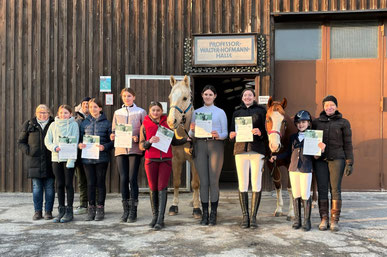 Lehrgangsleiterin Martina Rexroth mit ihren Schützlingen Zoe Friedrich, Joline Emmerich, Laura Müller, Mia Müller, Mila Riedl, Frauke Kredel, Katharina Gölz sowie die Richterin Margret Diener und der 2. Vorsitzende des Reit- und Fahrvereins Beerfelden e.V