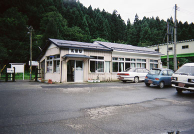 JR陸羽西線高屋駅(2002年撮影)