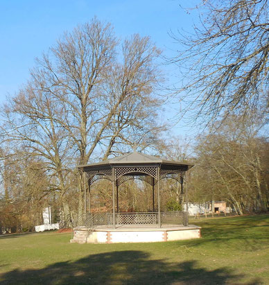 voilà une jolie gloriette pour recevoir un orchestre