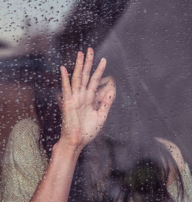 femme-qui-pleure-contre-fenetre-avec-de-la-pluie