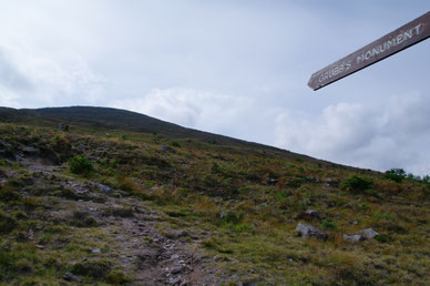 「Sugarloaf Hill」へと続く登山道の入り口。中腹にはこの山に埋葬された「Samuel Grubb」のモニュメントがあります。