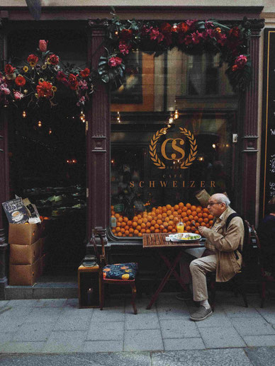 street-photography-homme-devant-devanture-cafe