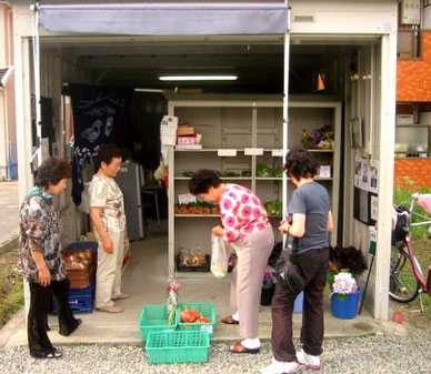 「石丸あさ市」の風景（箕面市ＨＰから。ここは箕面でも いち早く始まった朝市）