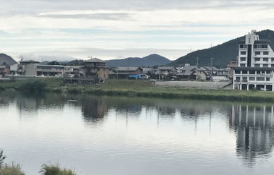 秋の犬山城下の木曽川
