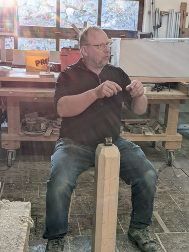 Ingolf auf selbst gemachtem Dengelbock beim Erklären