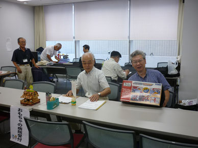 早速受付。モノは、後ろで検討中。^^