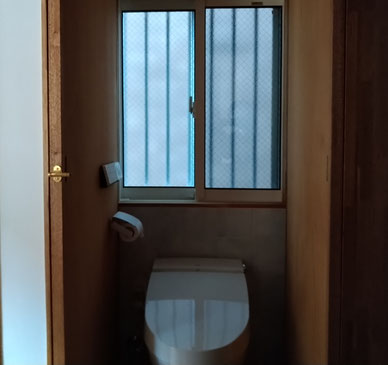 トイレでローカ 扉にペーパーとリモコン