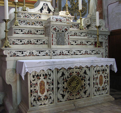 Maître-autel en marbre polychrome - Domenico Saporito (1655-1741) provenant du Couvent Saint-François. On voit l'emblème des Franciscains au sommet (deux bras croisés)