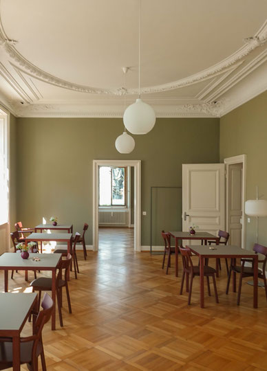 Gesamtansicht des grossen Saals des Cafés