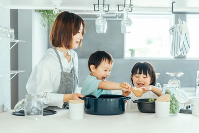 踏み台で料理のお手伝い