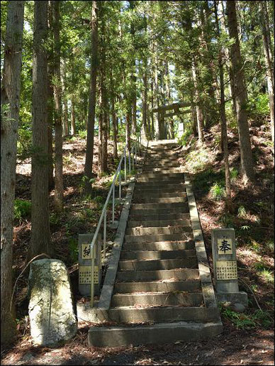 八木澤神社参道階段