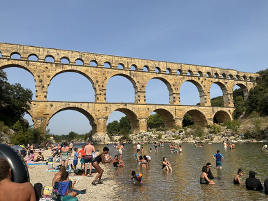 ポン・デュ・ガールはローマを代表する建造物の一つ。谷の幅も狭くなっており、川幅もワンスパンで超えられる場所を選んで建造されている。0.25%とも言える一律の勾配で水を流す技術力もローマならでは。