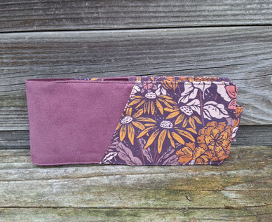 porte-chéquier horizontal femme, souche à gauche, suédine violine, tissu aubergine avec fleurs automnales, thème forêt automne, fabrication artisanale française, idée cadeau fête des mères ,anniversaire