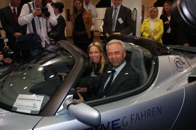 Ein begeisterter Bundesverkehrsminister Ramsauer und Carolin Reichert - RWE im Tesla Roadster auf der Roadshow - Leipziger AMI 2010