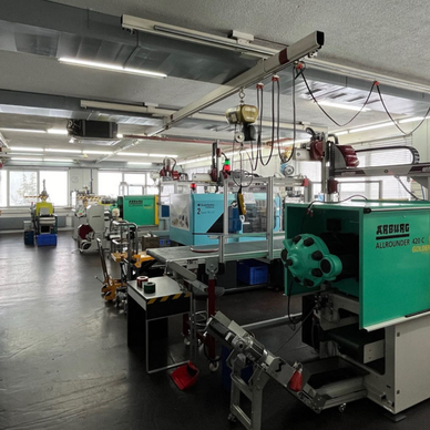 Moderner Maschinenpark der Kälin Plastik AG. Produktion von Kunststoffspritzgussteilen.
