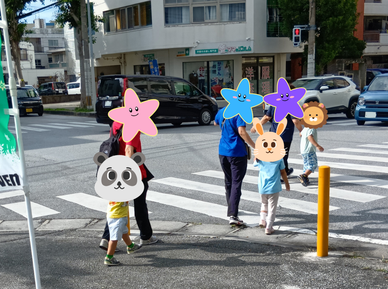 近くのセブンイレブンまで避難している様子