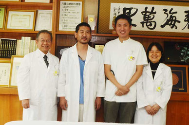 離島医療向上を目指し張り切る(右から)依光たみ枝副院長、田守医師、中上医師、松本廣嗣院長=28日、県立八重山病院