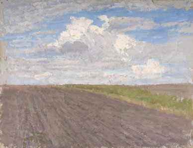 Ölgemälde, das einen Acker mit Furchen zeigt, rechts begrenzt durch einen Grünstreifen. In der Bildmitte ist der Horizont, darüber etwas blauer Himmel mit sehr präsenten grau-weißen Wolken