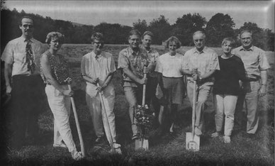 v.l.n.r. Peter Aeberhard, Vize-Präsident; Linda Ackeret; Uschi Thommen; Urs Staub, Präsident; Felix Spindler, Kassier; Susi Mattenberger; Marianne Lupberger, Aktuarin; Heinz Bachofner zusammen mit Armin Burkhalter, Gemeinde-Präsident (dritter von rechts)