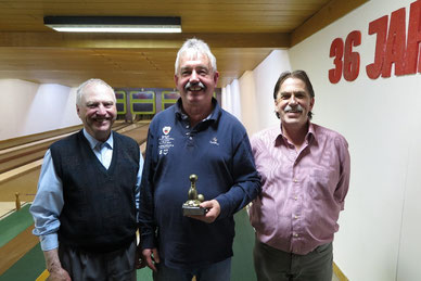 Robert Fischer (links), Michael Kühn mit Pokal und Ferdinand Uecker