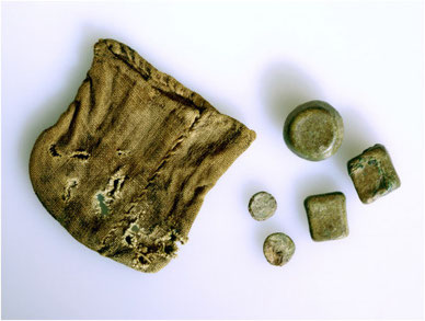 Viking Age textile purse for scale weights coming from a male grave in Jåtten, Hetland, Rogaland B4772_d, sample no.9. The size of the purse is 6,5 × 6,5 cm. (Photograph Svein Skare, © University Museum of Bergen).