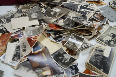 Viele alte Fotos in Schwarz-Weiß, Sepia und Farbe