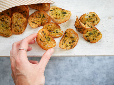 Knoblauch-Kräuter-Brotchips