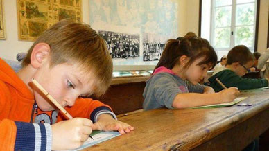 Baptiste, Nora et Gaëtan se sont initiés à l'écriture à la plume, lors de la visite de l'école de Trégarvan. 