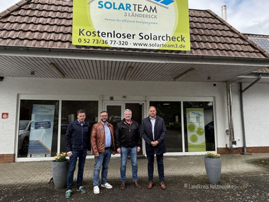 v. l. Philip Becker (Samtgemeindebürgermeister Boffzen), Nikolas Westermeier (Bereichsleitung Wirtschaftsförderung LK Holzminden), Frank Bönning (Solarteam 3-Ländereck) und Landrat Michael Schünemann.