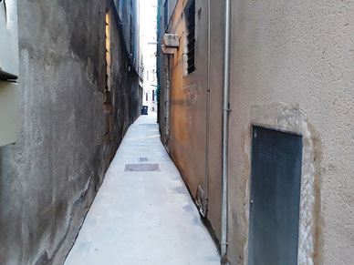 Самая узкая улица Барселоны