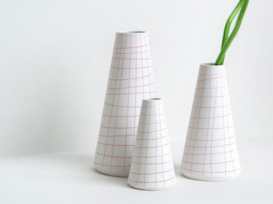 Kegel Vase kariert rote Linien Porzellan Berlin