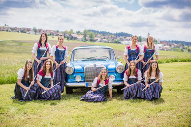 Bild vom Querflöten-Register, sitzend um einen Oldtimer