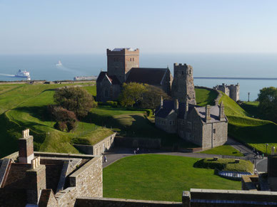 Teil der Burganlage von Dover Castle mit Blick auf das Meer