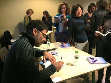 Josep Vila Fisas signant "La melodia dels sense sort"