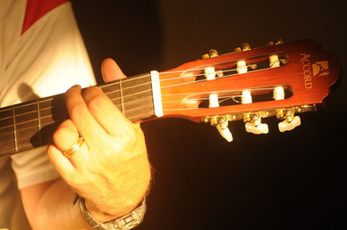 Vielen Schülern fällt das Greifen der Akkorde viel leichter, wenn sie zunächst einige Monate auf einer C-Gitarre in der offenen Stimmung ein Gefühl für das Instrument bekommen haben.