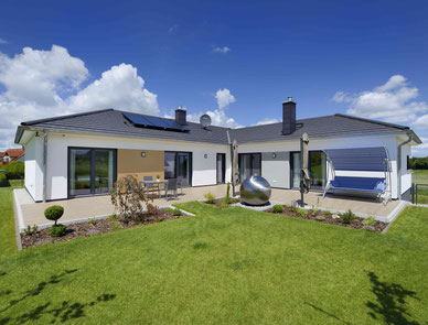 Umgeben von einem ansprechenden Garten wird der Bungalow zum perfekten Rückzugsort. Foto: Heinz von Heiden