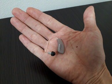 目立たない小さい耳掛け型補聴器　長岡市の訪問補聴器専門店フエキ