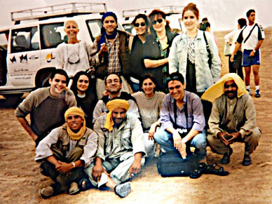 Viaggiatori con la loro guida e autisti nell'anno 2000