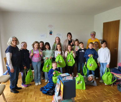 Klassenlehrerin Frau Duelli (Mitte), Barbara Dunkel (links) und Sigrid Burgbacher (rechts)