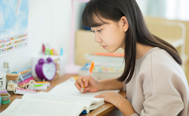 女の子が勉強をしている様子の画像